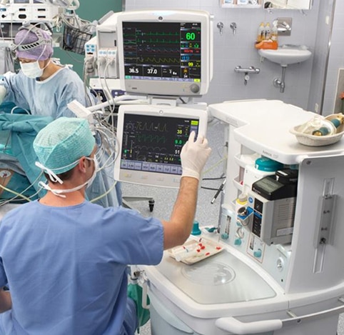 Physician working with Avance CS2 with ecoFLOW
