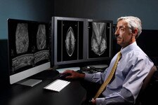 Radiologist using Invenia ABUS
